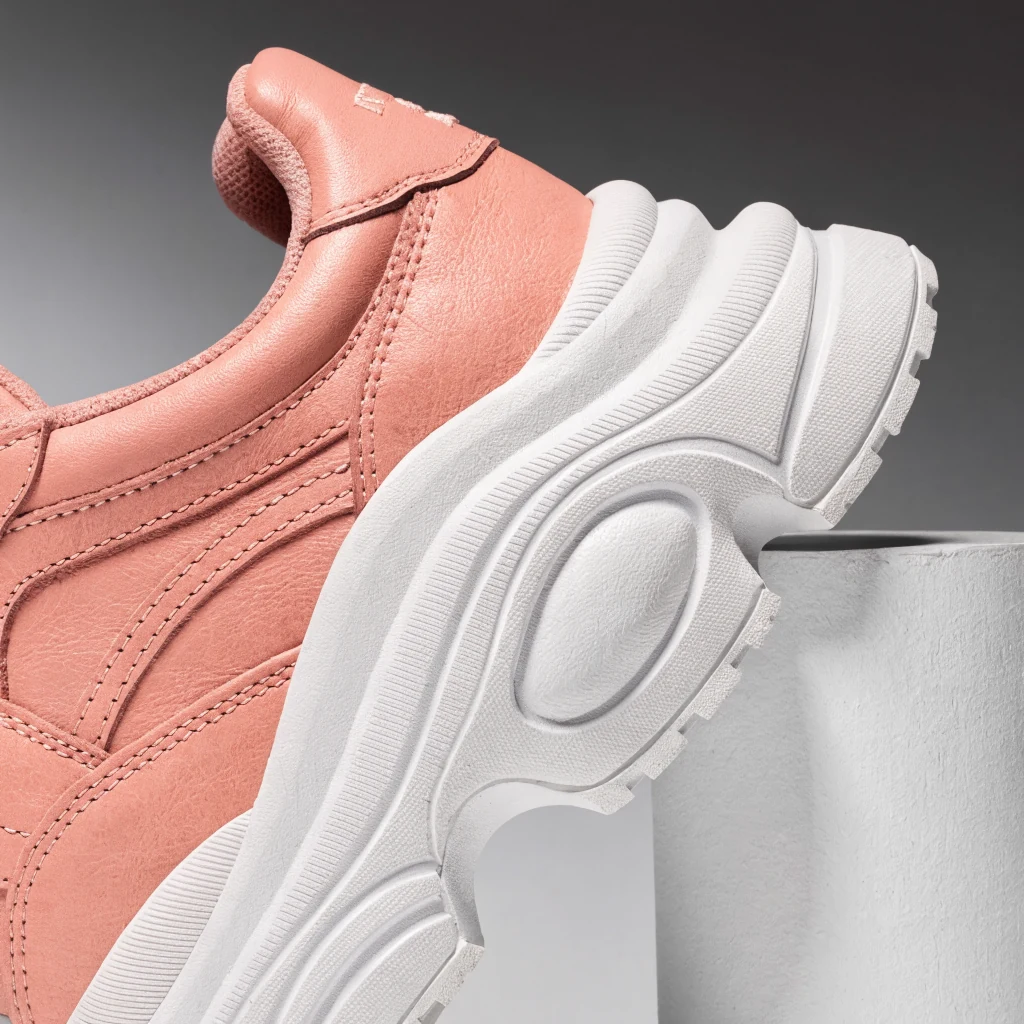 Dettaglio calzature casual con cuciture e texture pastello
